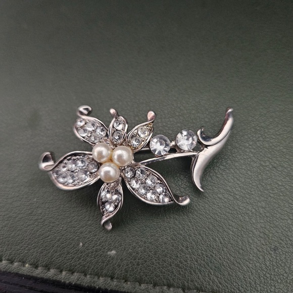 Vintage Silver Tone Faux Pearl Clear Rhinestone Flower Brooch - Picture 2 of 7